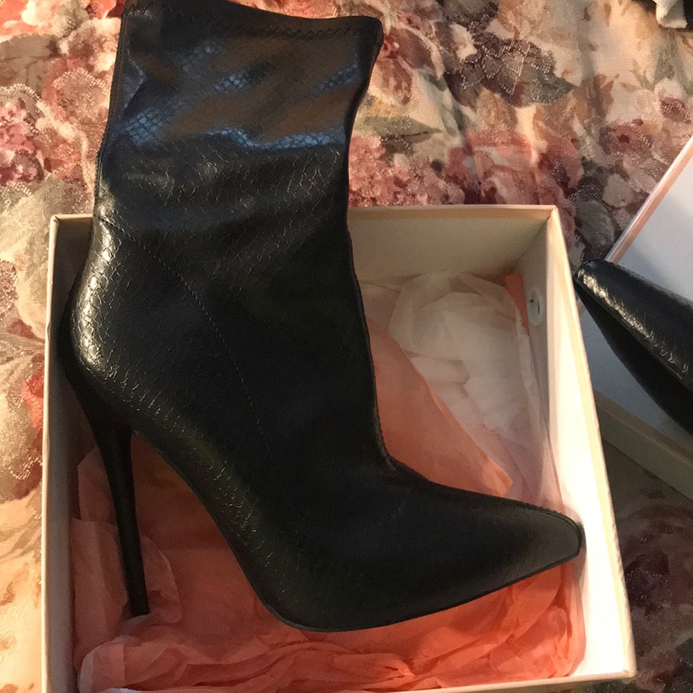Brand new above ankle booties , never worn US6